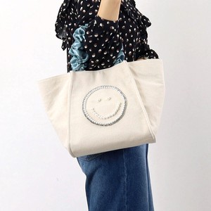 新作 2024【クーコ COOCO】SMILEY ｻﾃﾝﾌﾘﾙﾊﾝﾄﾞﾙxﾊﾟｰﾙ刺繍 トートバッグ