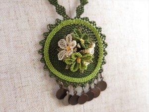 イーネ・オヤ刺繍針で作る繊細なレースネックレス/パープルの花