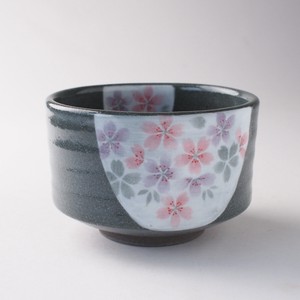 桜紋黒　抹茶碗　美濃焼（日本製）