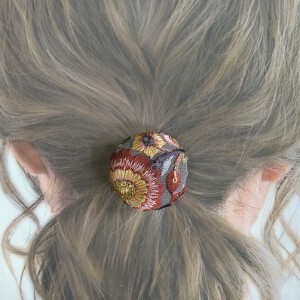 ヘアゴム【handmade】刺繍リボン・くるみボタン