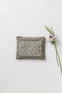 刺しゅうキット　yulaのこころ躍る草花刺繍  (ワンカラーの植物模様)