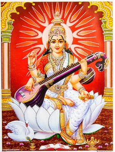 〔約40.5cm×約30.5cm〕輝くラメ入り・インドのヒンドゥー神様ポスター - サラスヴァティ 音楽の神様