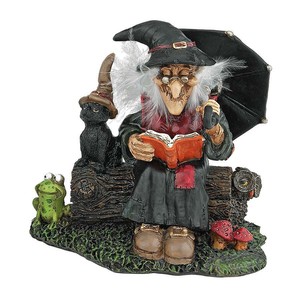 魅惑の魔女彫像: 呪文の書を読む年老いた魔女 黒猫とカエル とがった帽子わし鼻魔女彫刻置物贈り物輸入品