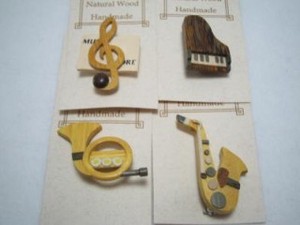 KN*手作り　組木の楽器のブローチ