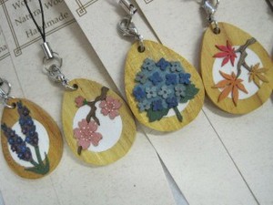 KN*手作り　木製のフラワーストラップ　ラベンダー、胡蝶蘭　バラ