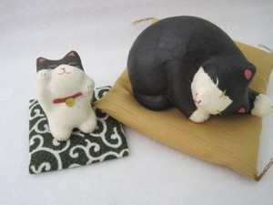 ちぎり和紙の　手作り眠り猫の置物　ミニ立ち追加