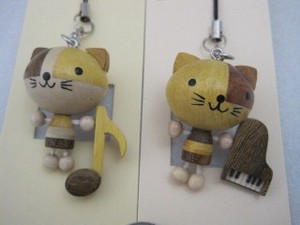KN*木製手作り 頭の大きなネコと楽器のストラップ　猫