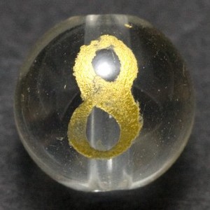 【彫刻ビーズ】水晶 8mm (金彫り) 数字「8」 (縦穴)