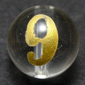 【彫刻ビーズ】水晶 8mm (金彫り) 数字「9」 (縦穴)