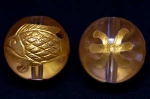 【彫刻ビーズ】水晶 10mm (金彫り) 12星座「魚座」