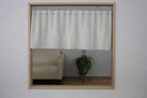 【小窓カフェカーテン】刺繍を施したカフェカーテン「エンブスクエアー」