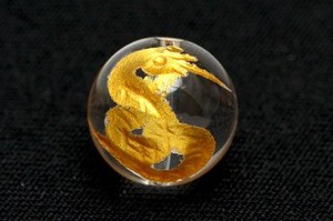 【彫刻ビーズ】水晶 12mm (金彫り) 十二支・巳 (蛇・み)