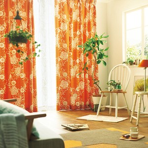 遮光カーテン【ハナカザリ】リースを大らかに構成。ナチュラルな生地でお部屋に合わせやすい遮光カーテン