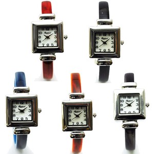 プラスティックバングルウォッチ　レディース腕時計　ファッションウォッチ