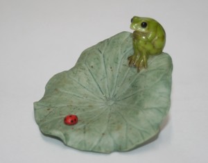 蓮の葉上蛙WITH天道虫