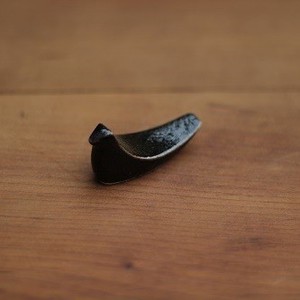 益子焼　トリの箸置き　黒釉