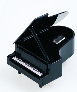 コンサートピアノ型鉛筆削り＜2色あり＞