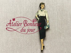 フランス製　木製ボタン　アトリエ ボヌール ドゥ ジュール 【ブラックスカートの女性】
