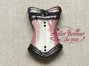 フランス製　木製ボタン　アトリエ ボヌール ドゥ ジュール 【ピンクサテンビスチェ】