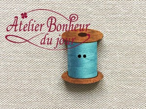 フランス製　木製ボタン　アトリエ ボヌール ドゥ ジュール 【糸巻・ブルー】