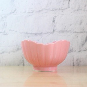 菊割小鉢　パステル（ピンク）　日本製　波佐見焼　レリーフ　変形