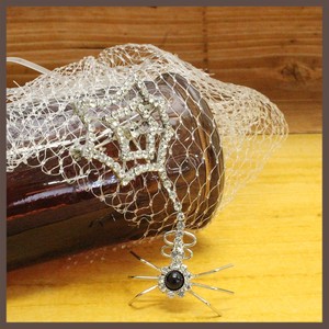 ハロウィン 蜘蛛と蜘蛛の巣のデザインブローチ B