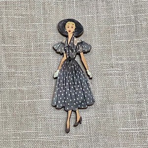 フランス製　木製ボタン　アトリエ ボヌール ドゥ ジュール 【黒い水玉ドレスの女性】