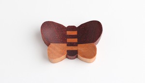 可愛い蝶柄でお箸が映える！【木製】/wooden/寄木箸置き 蝶