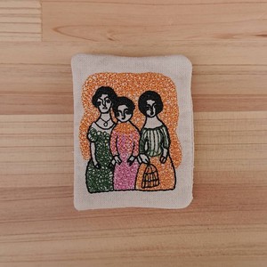 バッジみたいな刺繍のブローチ　三人のマダム