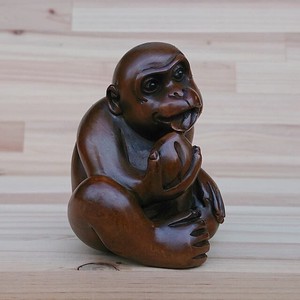 銘木ツゲ材　木彫りの猿　A　【工芸品】　【木彫品】