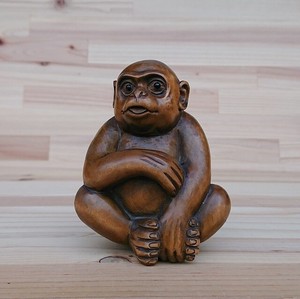 銘木ツゲ材　木彫りの猿　C　【工芸品】　【木彫品】
