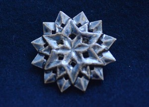 陶製ブローチ　六角星 マンガン