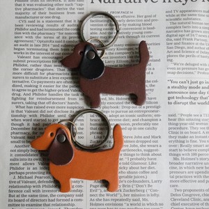 ダックスフント型キーホルダー　ツートンカラーで自分だけのオリジナル犬に　日本製 革製品 全5色