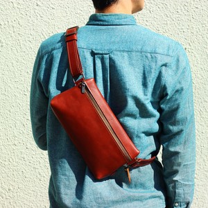 良質感のクラシカルなオイルレザーボディバッグ　ZIP式ポケット付き 日本製 革製品 全4色