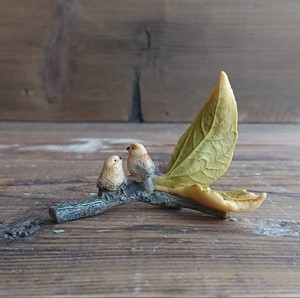 小鳥2羽 on the leaf