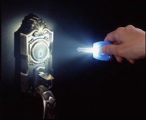 【お手持ちの鍵がライト付きに変身！】 白い光のかぶせるキーライト LEDライト