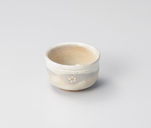手造り粉引華紋（土物）小付鉢  【日本製    陶器】