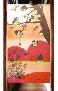 【受注生産のれん】「フクロウと秋の風景」【日本製】和風 縁起物　フクロウ コスモ 目隠し
