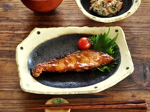和黒ちぎり型焼き物皿【中皿 日本製 美濃焼 和食器】
