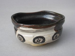 抹茶碗 お茶道具 和陶器 和モダン /鉄釉水車紋沓形抹茶碗