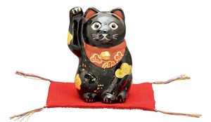 松竹梅（黒）　招き猫（敷物付き）楽置物【日本製  陶器  京焼・清水焼】