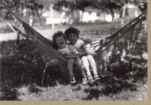 グリーティングカード 多目的 モノクロ写真「二人の子供」 フォト 子ども