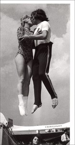 ロンググリーティングカード 多目的 モノクロ写真「空中で愛し合うカップル」 人間