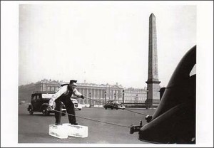 ポストカード モノクロ写真「コンコルド広場の男性」