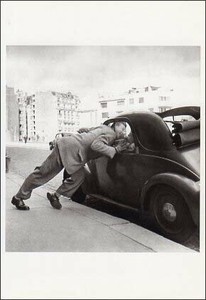 ポストカード モノクロ写真「車の窓に顔を突っ込む男性」