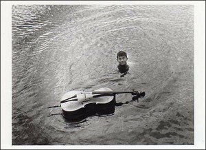 ポストカード モノクロ写真「水中から顔を出す男性と水面に浮かぶチェロ」