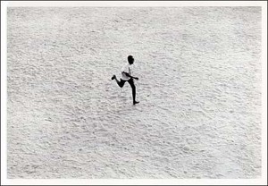 ポストカード モノクロ写真「走る黒人の子ども」