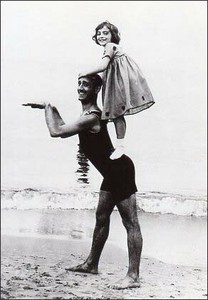 ポストカード モノクロ写真「リゾートの海辺で楽しむ男性と女の子」
