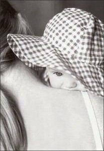 ポストカード モノクロ写真「帽子を被った赤ちゃん」