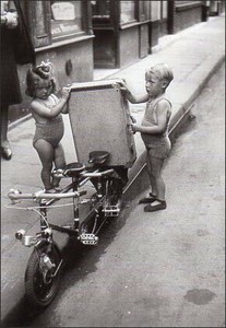 ポストカード モノクロ写真「自転車に荷物を乗せる子どもたち」